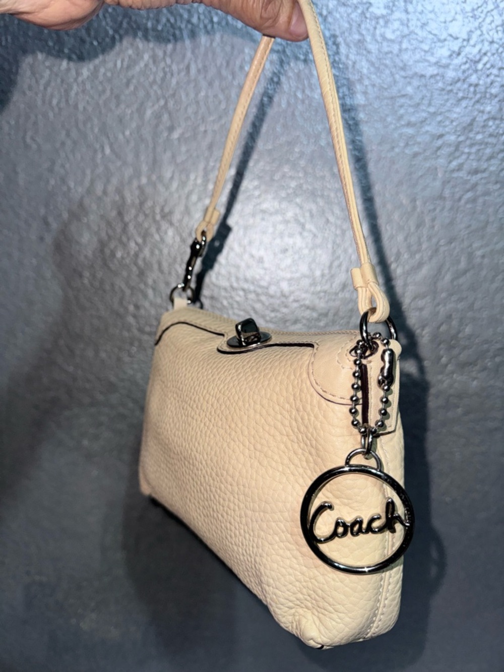 Women's Cream Leather Shoulder Bag - Designer Style - Picture 15 of 17